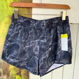 WORKOUT FAVORITE✨💪🏼 ALL IN MOTION MID-RISE RUN SHORTS/ SIZE SMALL